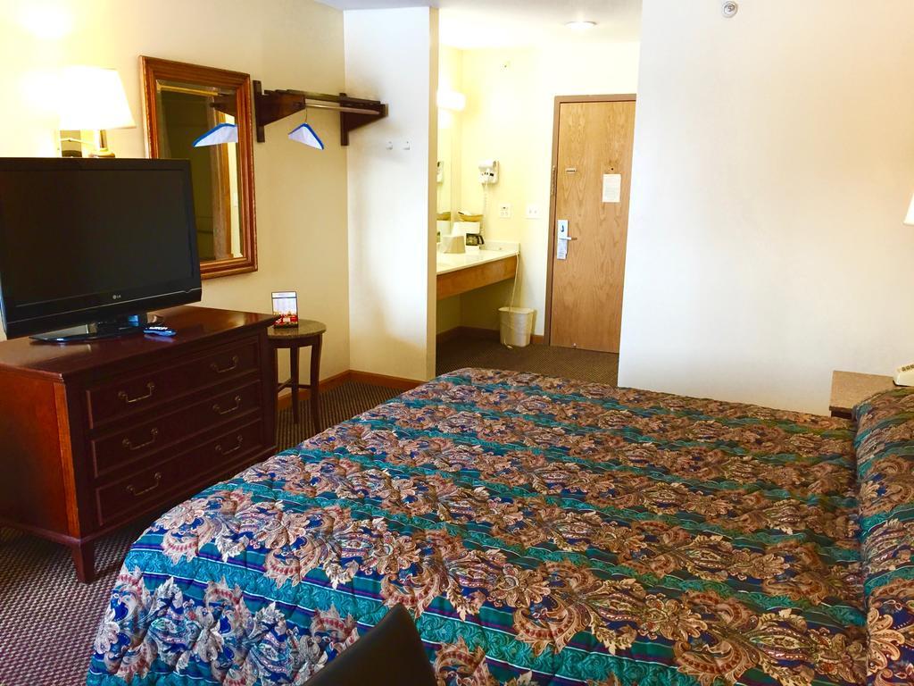 Executive Inn And Suites Уокиган Екстериор снимка